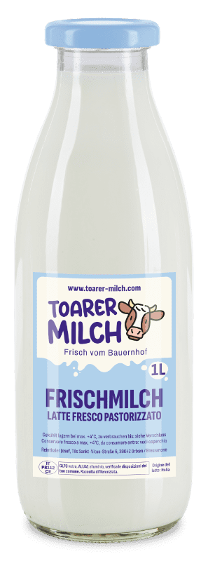 Ein Glas Milch und Gänseblümchen.